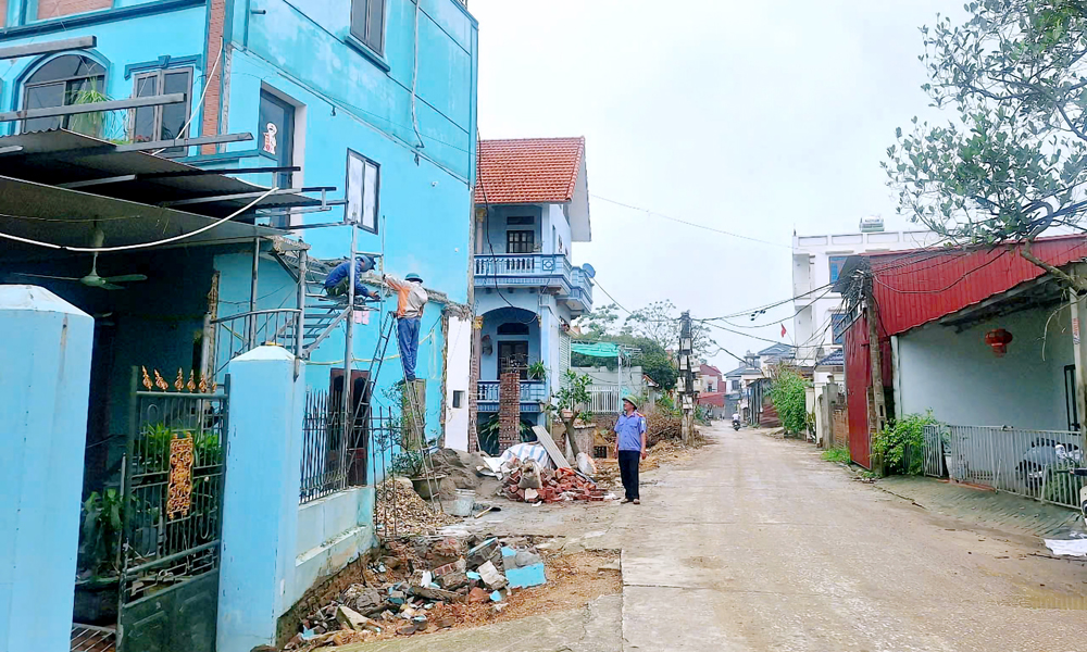 Lực lượng chức năng tháo dỡ công trình vi phạm hành lang đê điều tại thôn Châu Lỗ, xã Xuân Cẩm.