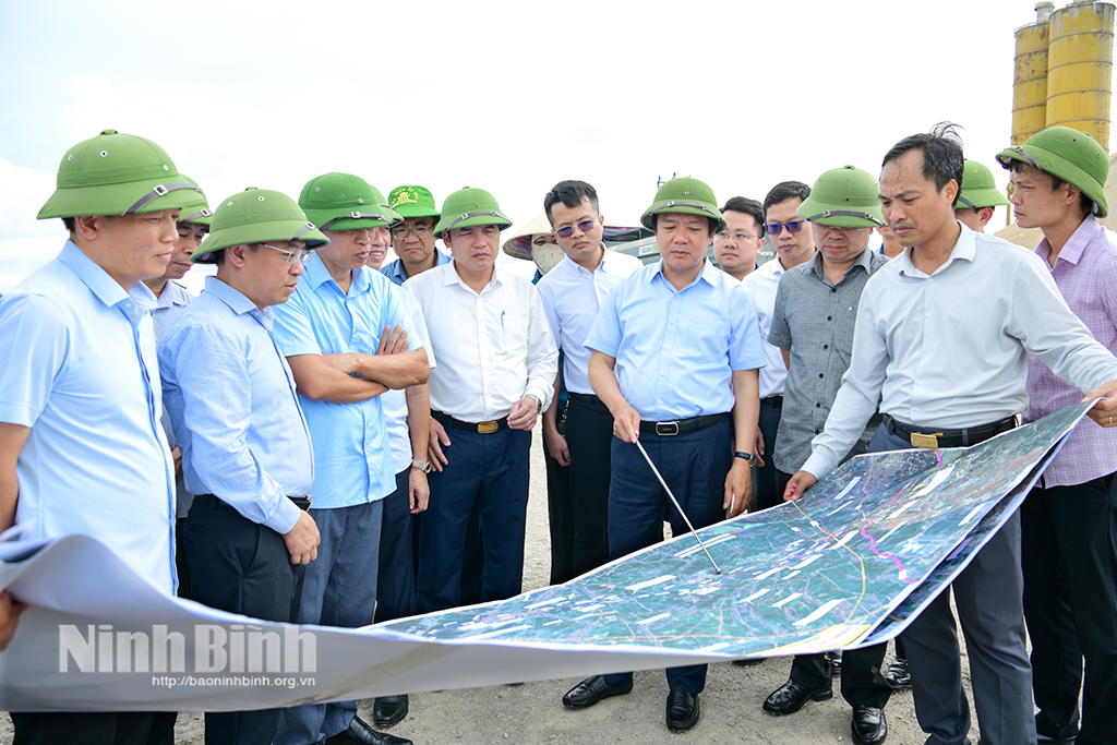 Phạm Quang Ngọc, Phó Bí thư Tỉnh ủy, Chủ tịch UBND tỉnh và Đoàn công tác kiểm tra tại nút giao Khánh Dương. Phạm Quang Ngọc, Phó Bí thư Tỉnh ủy, Chủ tịch UBND tỉnh và Đoàn công tác kiểm tra tại nút giao Khánh Dương.
