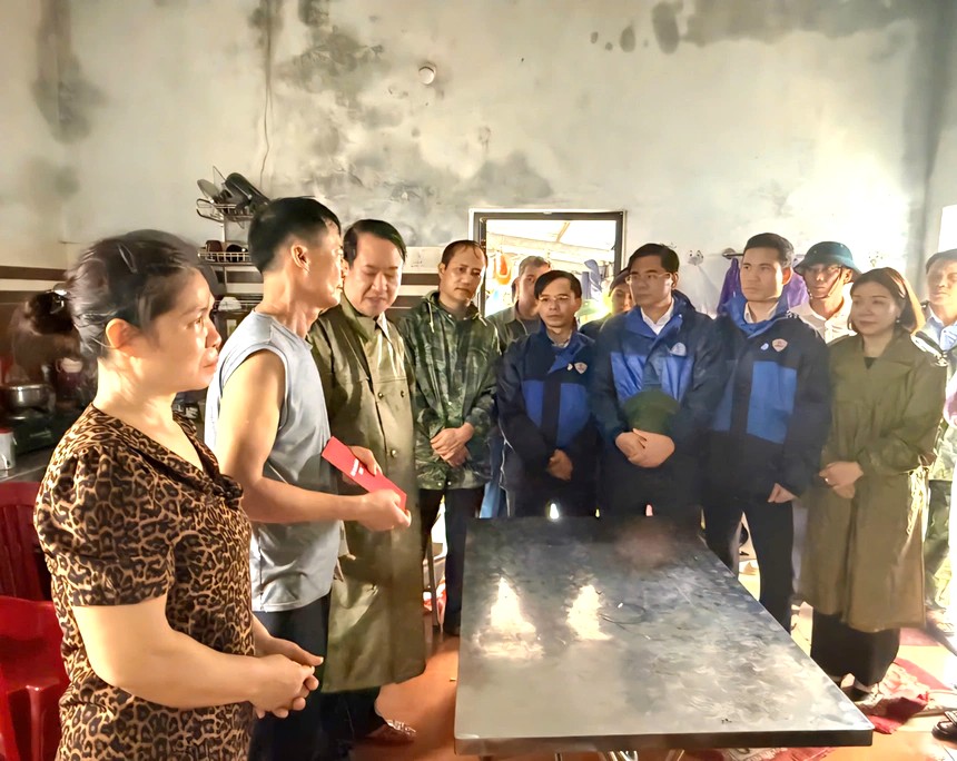 Đoàn Uỷ ban MTTQ Việt Nam tỉnh Ninh Bình, Hội LHPN tỉnh Ninh Bình thăm hỏi các gia đình bị thiệt hại nặng nề do bão số 10 trên địa bàn tỉnh