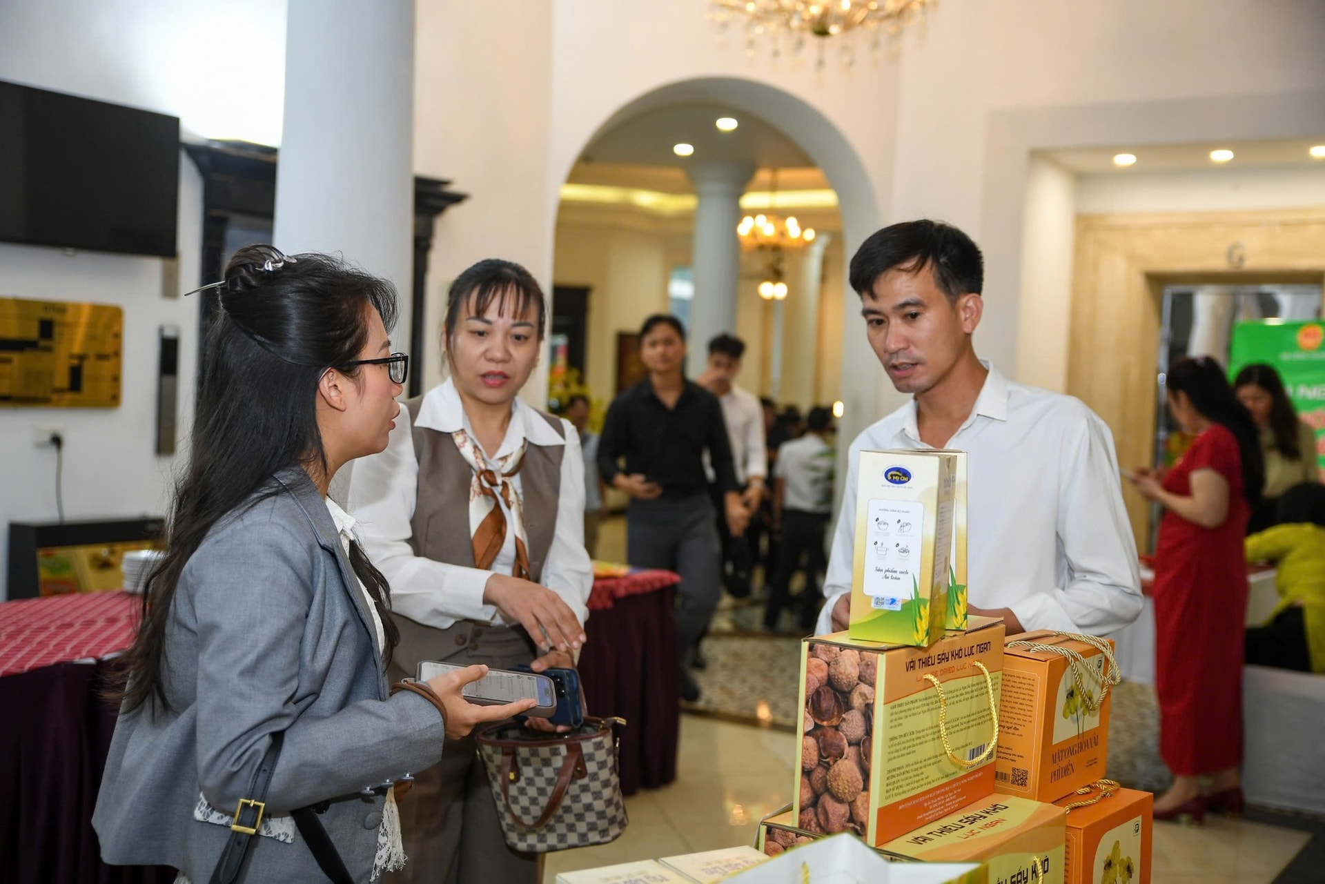 Sản phẩm OCOP được giới thiệu tại hội nghị. Ảnh: C.D