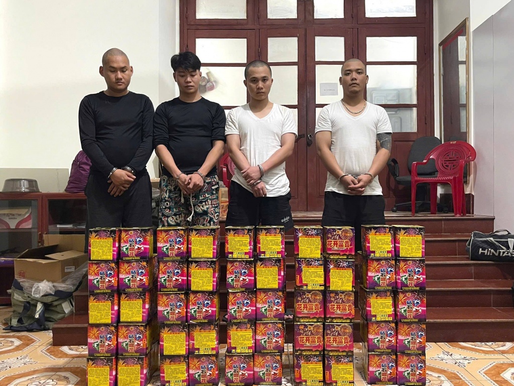 Toàn bộ 4 đối tượng và tang vật vi phạm.