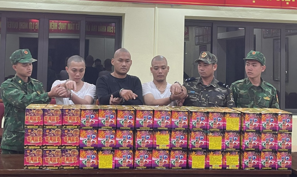 3 đối tượng và tang vật thời điểm bị bắt giữ.