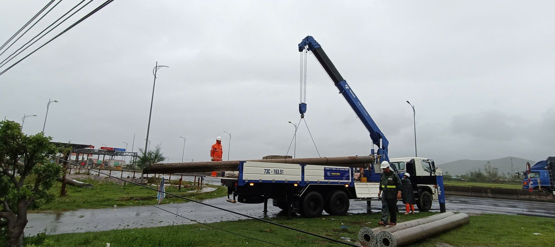 EVNCPC khẩn trương khắc phục sự cố điện do bão số 10