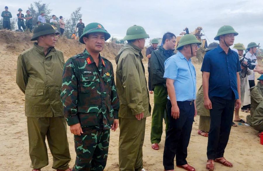 Bí thư Tỉnh ủy và Chủ tịch UBND tỉnh Quảng Trị có mặt tại hiện trường chỉ đạo công tác cứu hộ, cứu nạn. Bí thư Tỉnh ủy và Chủ tịch UBND tỉnh Quảng Trị có mặt tại hiện trường chỉ đạo công tác cứu hộ, cứu nạn.