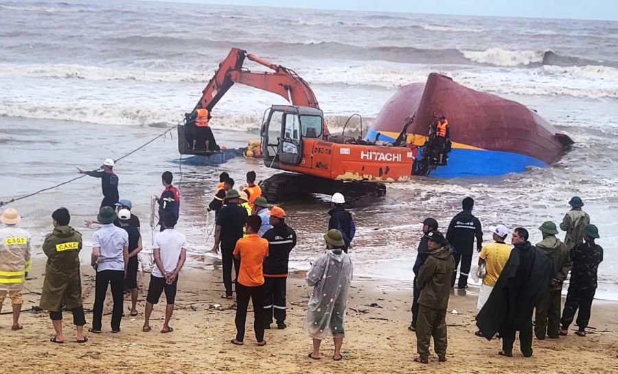 Quảng Trị: Trục vớt tàu gặp nạn, tìm kiếm 9 thuyền viên mất tích