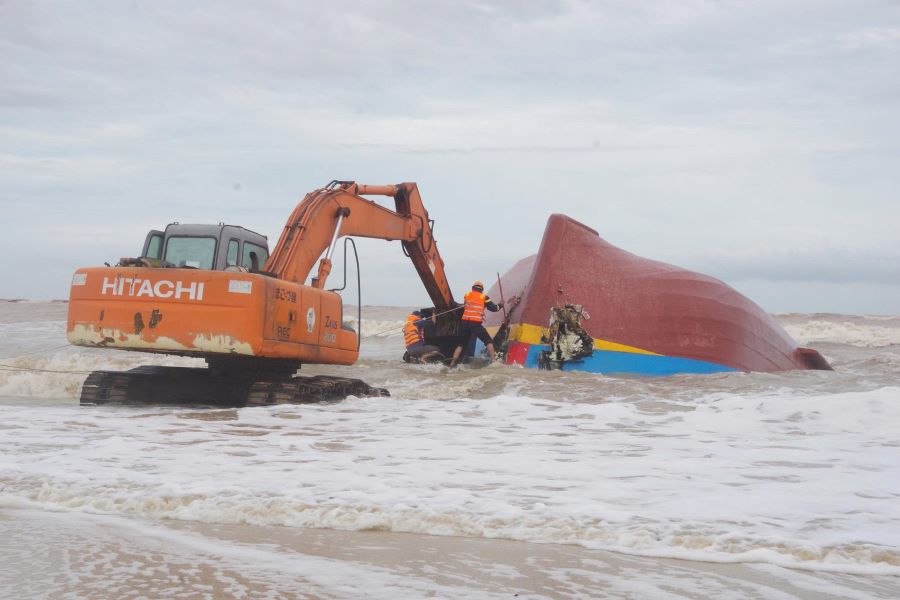 Do sóng lớn nên công tác trục vớt gặp rất nhiều khó khăn. Do sóng lớn nên công tác trục vớt gặp rất nhiều khó khăn.