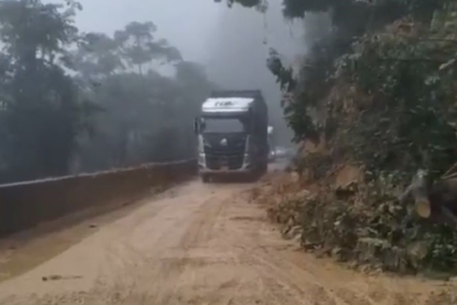 Hà Tĩnh: Thông xe Quốc lộ 8A sau sạt lở do ảnh hưởng của bão số 10