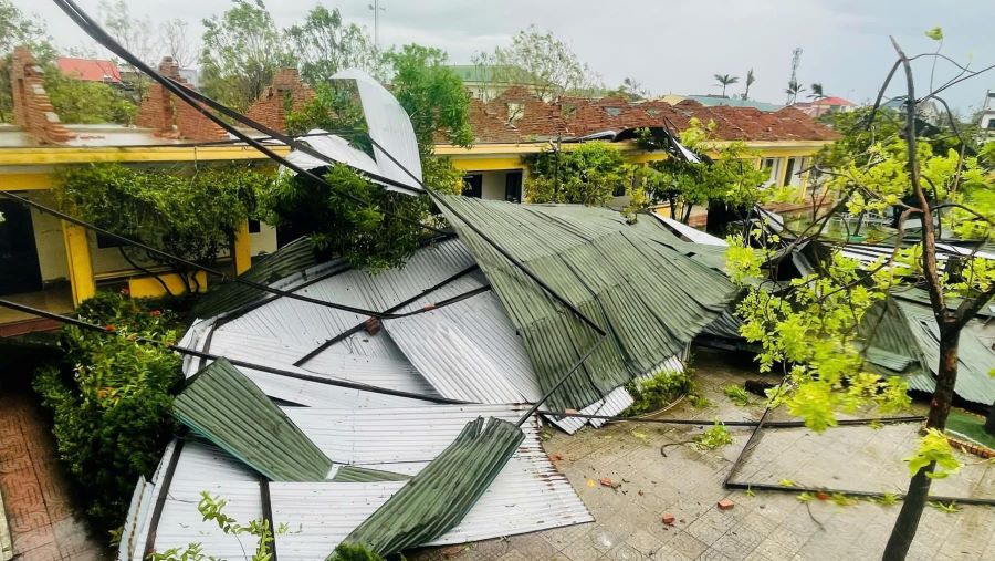 Nhiều trường học ở Hà Tĩnh thiệt hại nặng nề sau mưa bão.