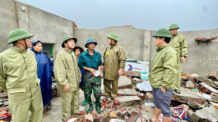 Hà Tĩnh bị thiệt hại hết sức nặng nề do bão số 10 gây ra. Hà Tĩnh bị thiệt hại hết sức nặng nề do bão số 10 gây ra.