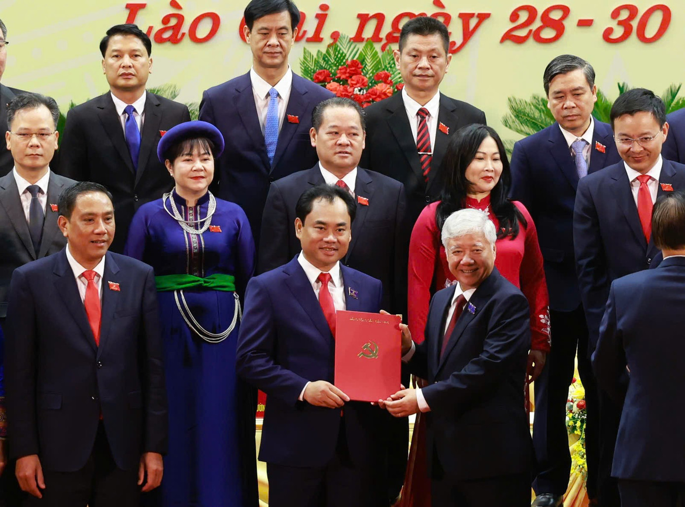 Đồng ch&iacute; Đỗ Văn Chiến, Ủy vi&ecirc;n Bộ Ch&iacute;nh trị, B&iacute; thư Trung ương Đảng, Chủ tịch Ủy ban Trung ương Mặt trận Tổ quốc Việt Nam trao c&aacute;c quyết định&Ocirc;ng Trịnh Việt H&ugrave;ng, B&iacute; thư Tỉnh ủy Th&aacute;i Nguy&ecirc;n được chỉ định giữ chức B&iacute; thư Tỉnh ủy L&agrave;o Cai, nhiệm kỳ 2025 - 2030.