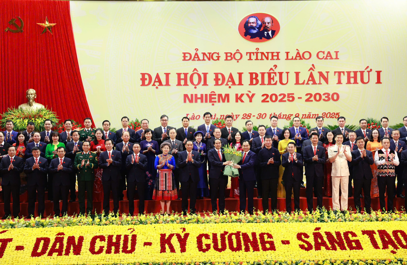 L&atilde;nh đạo tỉnh L&agrave;o Cai tặng hoa tri &acirc;n &ocirc;ng Trịnh Xu&acirc;n Trường v&igrave; những đ&oacute;ng g&oacute;p trong thời gian giữ cương vị B&iacute; thư Tỉnh ủy L&agrave;o Cai.