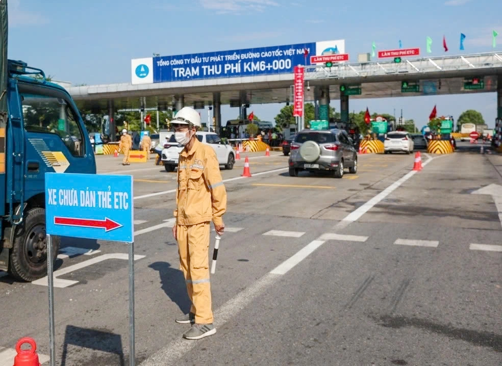 Thu phí không dừng trên cao tốc Nội Bài - Lào Cai. (Ảnh: VOV.VN)