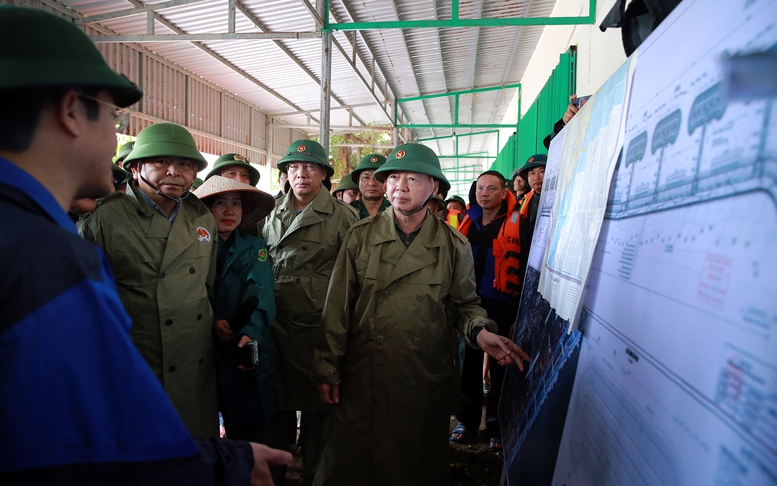 Phó Thủ tướng nhấn mạnh yêu cầu phải tính toán giải pháp lâu dài, bảo đảm an toàn bền vững cho tuyến đê Ảnh: VGP/Minh Khôi