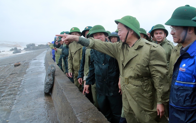 Phó Thủ tướng Trần Hồng Hà trực tiếp kiểm tra công tác khắc phục sự cố sạt lở, uy hiếp đến an toàn tuyến đê biển Thịnh Long (xã Hải Ninh, Ninh Bình) - Ảnh: VGP/Minh Khôi