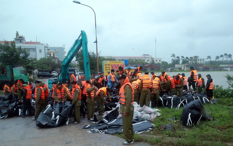 Ban Chỉ huy phòng chống thiên tai của tỉnh huy động thiết bị và cát, đá, bê tông từ nhiều doanh nghiệp...; điều động khoảng 500 cán bộ, chiến sĩ quân đội, công an để tiếp tục xử lý sự cố - Ảnh: VGP/Minh Khôi