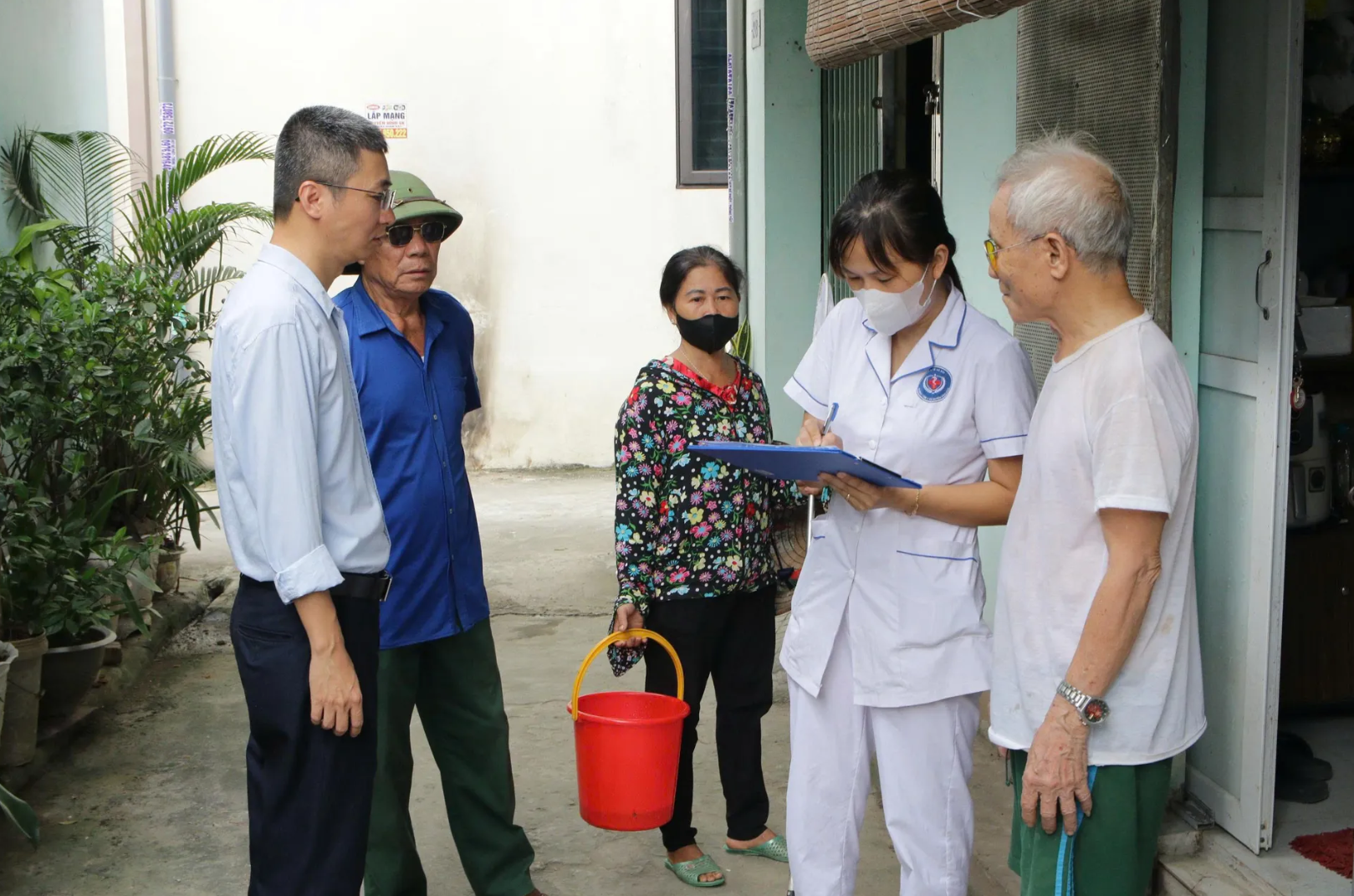 Cán bộ Y tế xã Vân Đình (Hà Nội) kiểm tra tình hình sốt xuất huyết tại địa bàn. Ảnh: Trần Thảo Cán bộ Y tế xã Vân Đình (Hà Nội) kiểm tra tình hình sốt xuất huyết tại địa bàn. Ảnh: Trần Thảo