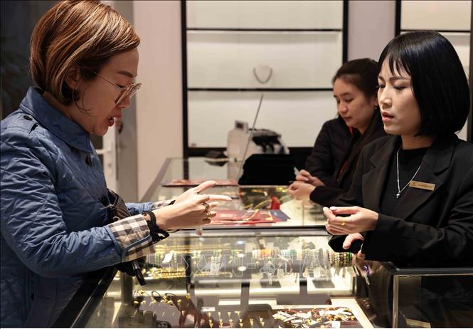 Mua, bán vàng tại cửa hàng vàng Phú Quý. Ảnh: Trần Việt/TTXVN Mua, bán vàng tại cửa hàng vàng Phú Quý. Ảnh: Trần Việt/TTXVN