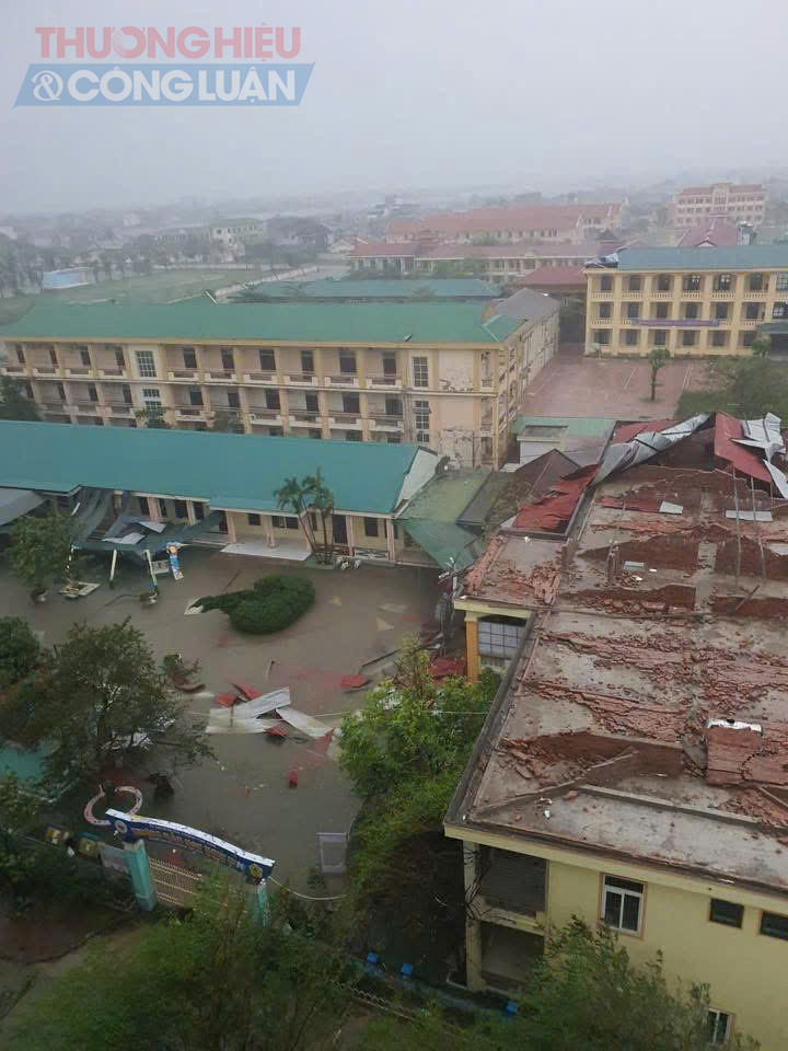 Nhiều công trình công cộng như trường học, trạm y tế, trụ sở xã cũng bị hư hỏng, tốc mái. Cơ sở hạ tầng và sản xuất bị ảnh hưởng nặng nề.