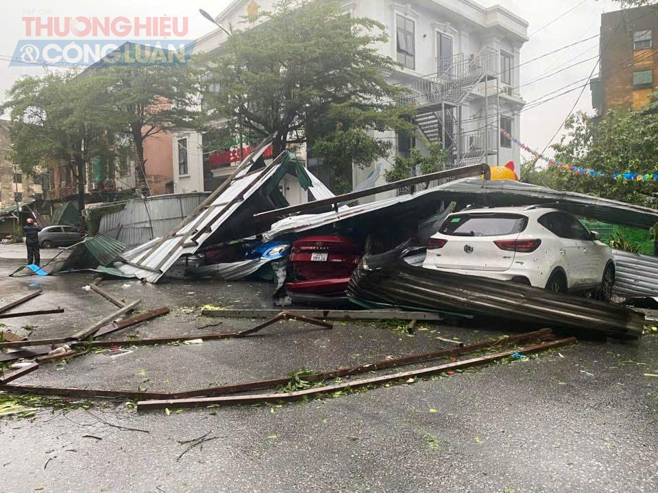 Hàng loạt cây xanh gãy đổ la liệt, nằm ngổn ngang mái tôn của nhà dân cũng bị tốc bay xuống đường, nhiều cột điện bị gãy đổ gây mất điện trên diện rộng.