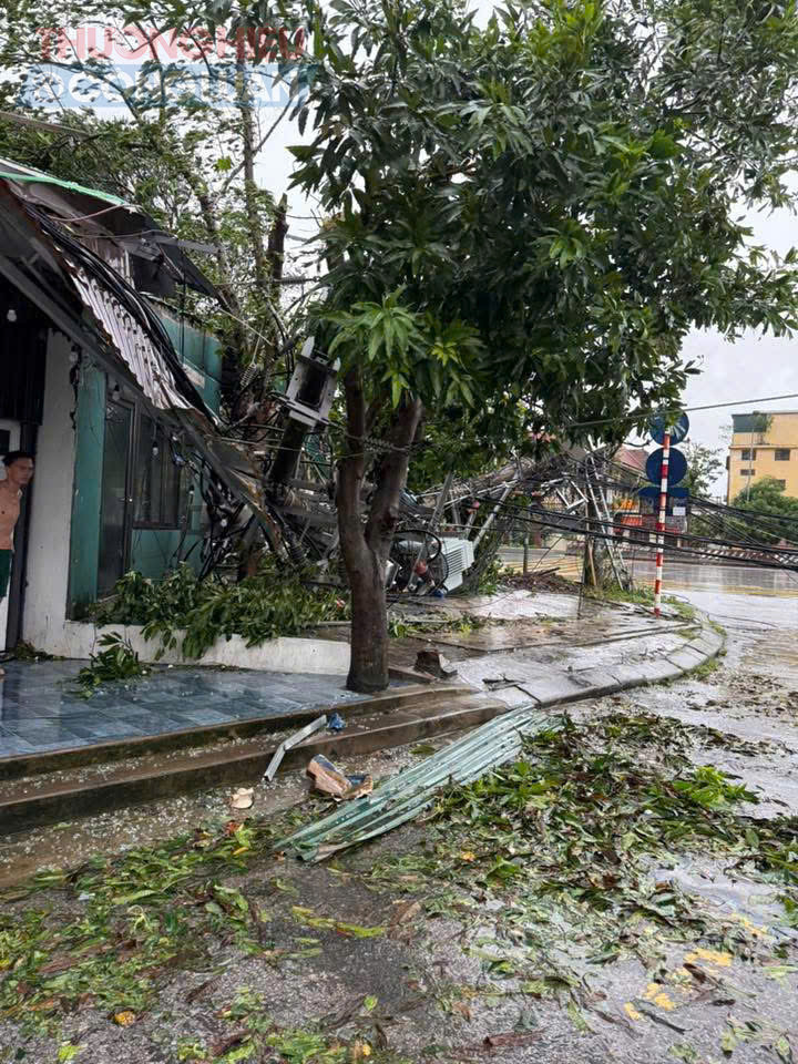 Các lực lượng chức năng đang túc trực 24/24, sẵn sàng ứng phó khi bão suy yếu để nhanh chóng khắc phục hậu quả, đảm bảo an toàn tính mạng và tài sản cho nhân dân.