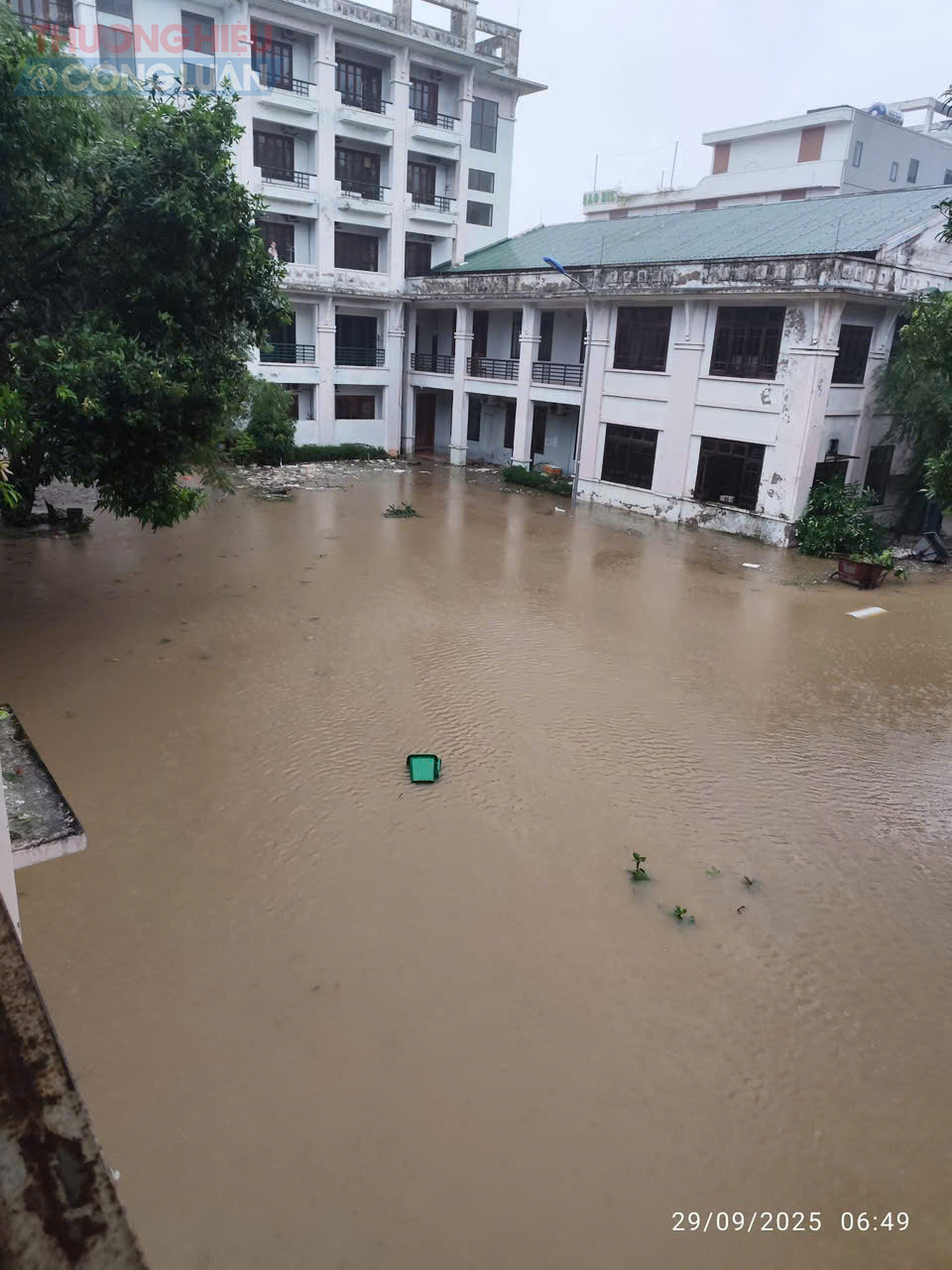 Tại Nghệ An, mưa lớn kéo dài khiến nhiều tuyến đường ngập sâu, giao thông ách tắc cục bộ.