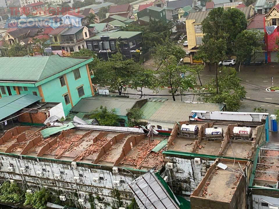 Tại nhiều khu dân cư, mái tôn, mái ngói bị gió giật bay khỏi nhà, nước mưa tạt trực tiếp vào bên trong, làm hư hỏng đồ đạc và ảnh hưởng nghiêm trọng đến sinh hoạt. Nhiều hộ gia đình rơi vào cảnh màn trời chiếu đất, phải di chuyển khẩn cấp đến nơi tránh trú an toàn.