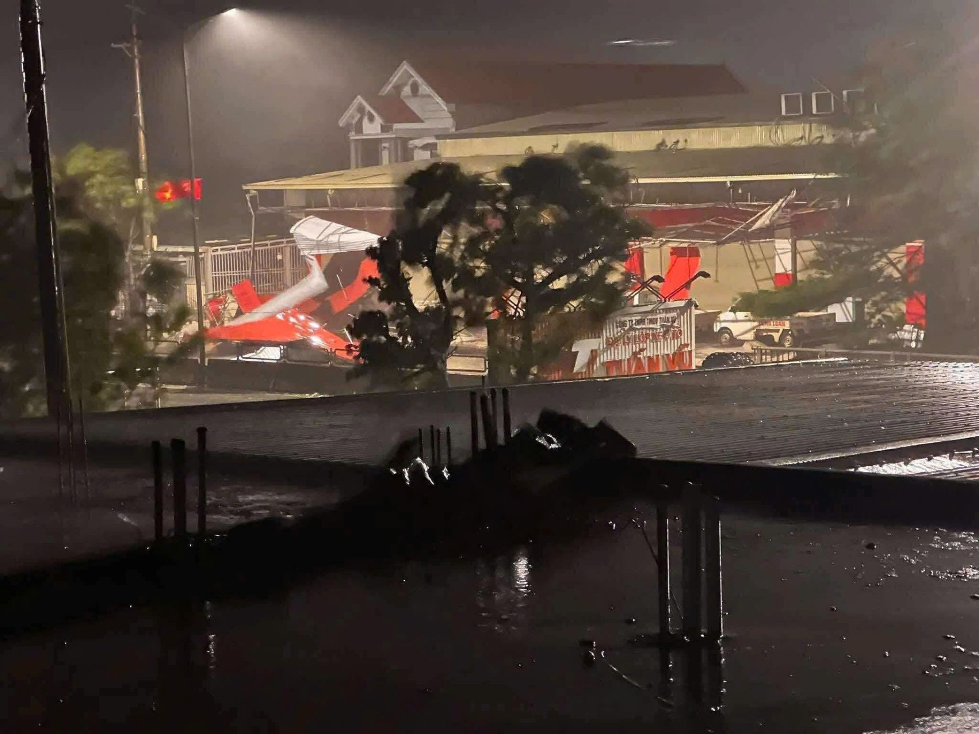 Nhiều công trình bị đổ sập