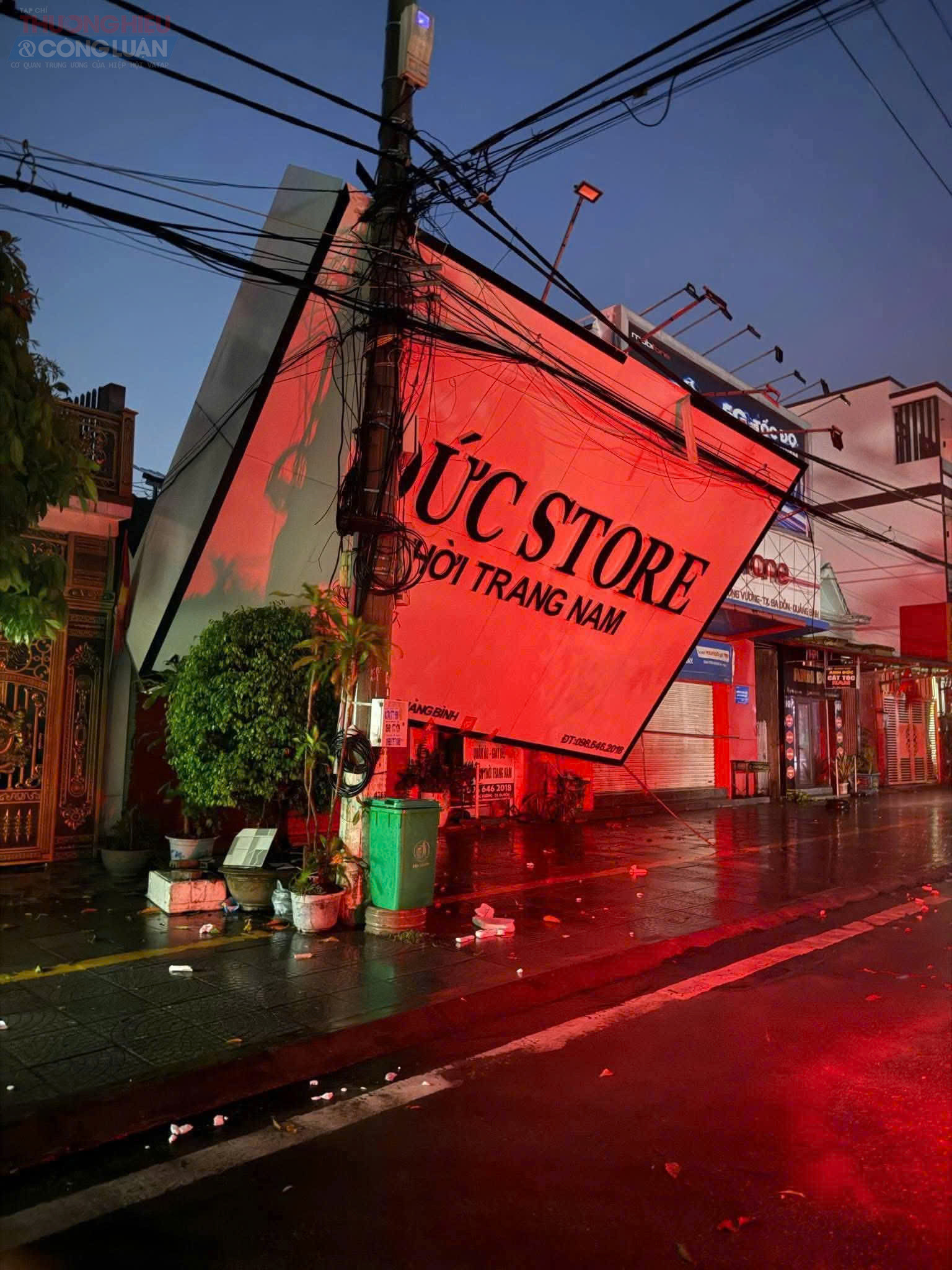 Bão số 10 gây thiệt hại về người rất nghiêm trọng: 13 người chết và mất tích, 2 người bị thương. Trong đó, thành phố Huế có 1 người chết; Quảng Trị có 12 người mất tích tại biển Cửa Việt, xã Kim Phú và Cảng Gianh; 2 người bị thương tại Quảng Trị và thành phố Huế.