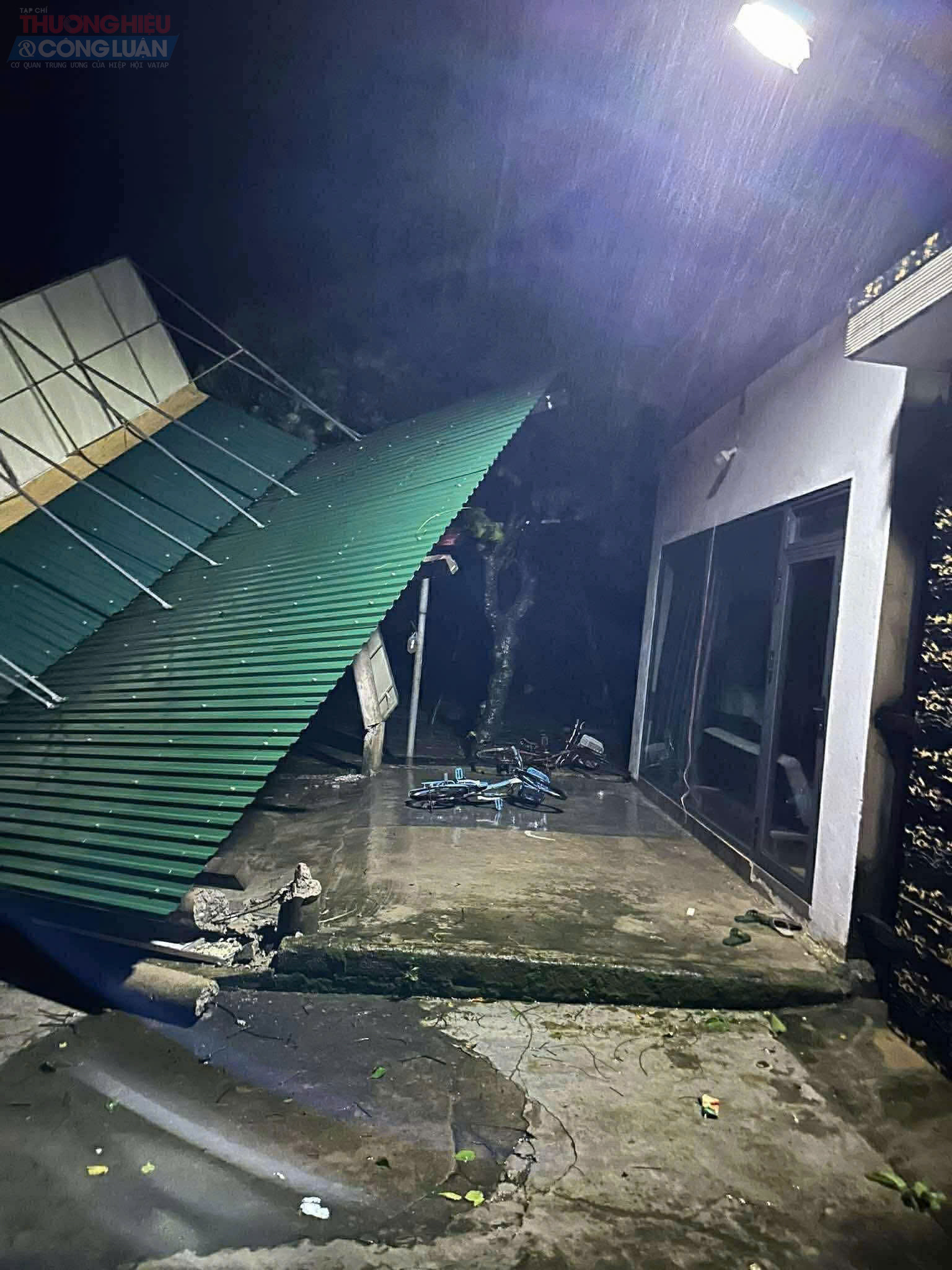 Nhiều nhà dân đã bị gió bão bão cuốn tốc mái tôn.