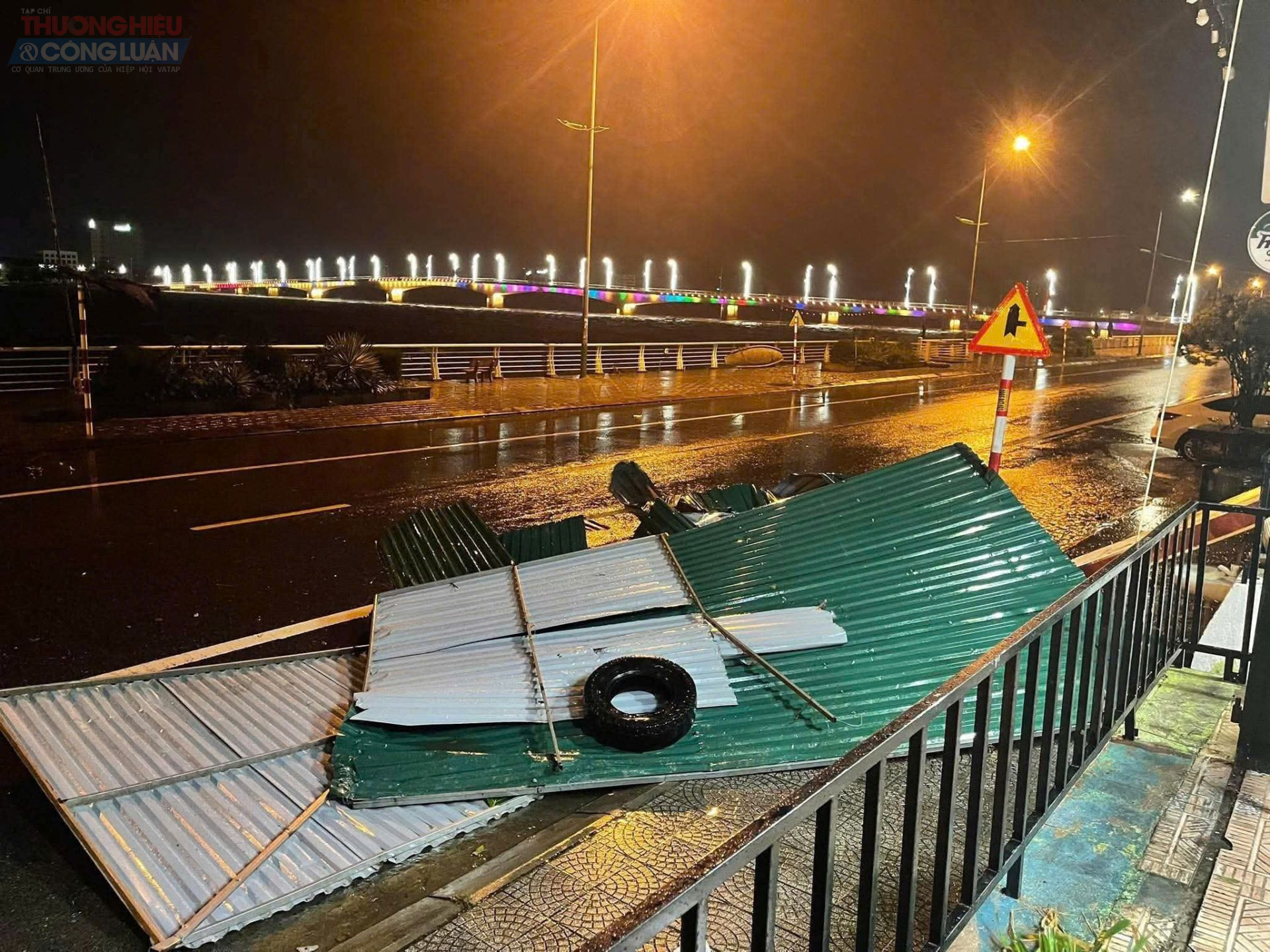 Theo ghi nhận của PV, nhiều ngôi nhà tại xã Mỹ Thủy, Vĩnh Định, Vĩnh Linh bị gió bão làm tốc mái, hư hỏng nặng.