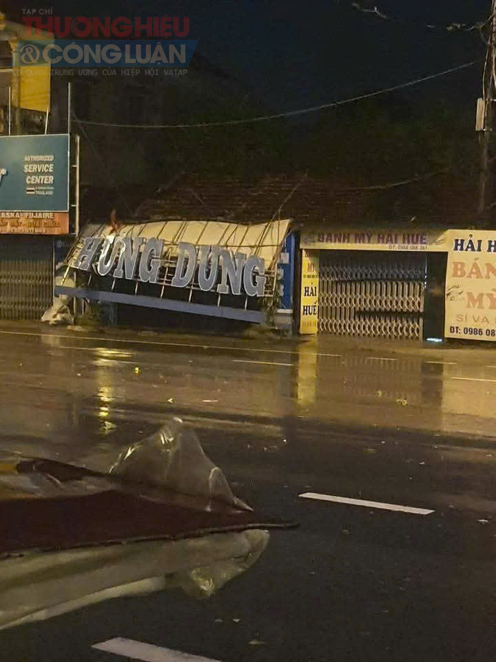 Các lực lượng chức năng và chính quyền địa phương đang khẩn trương khắc phục hậu quả, hỗ trợ nhân dân ổn định cuộc sống, đồng thời theo dõi diễn biến mưa lũ sau bão để ứng phó kịp thời.