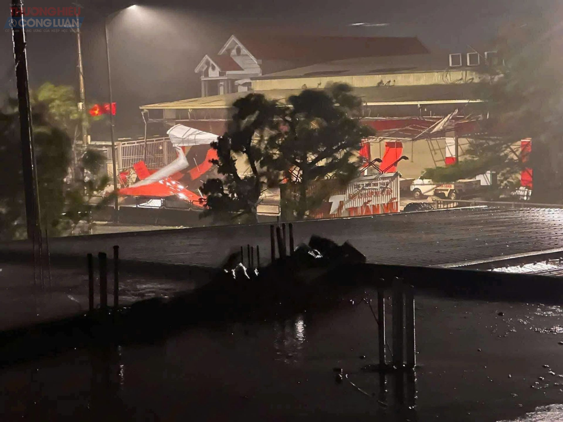 Cơn bão đi qua đã khiến hàng trăm cây xanh trên các tuyến phố trung tâm bị gãy đổ, chắn ngang đường, gây ách tắc giao thông