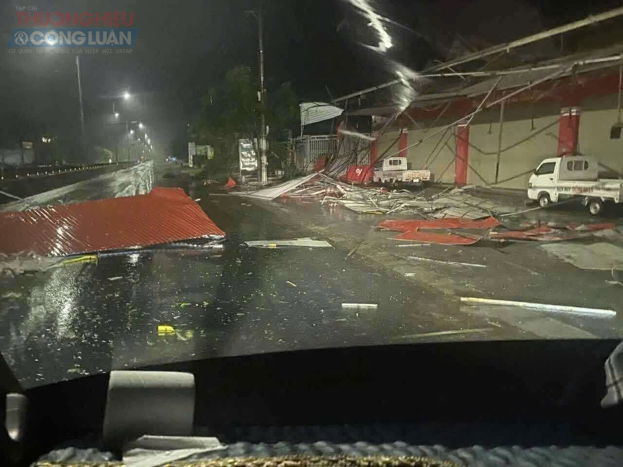 Quảng Trị tan hoang sau bão số 10: Nhà tốc mái, cây xanh gãy đổ hàng loạt