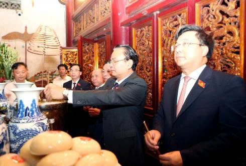 Đại biểu Đại hội Đảng bộ tỉnh Phú Thọ dâng hương tưởng niệm, báo công các Vua Hùng