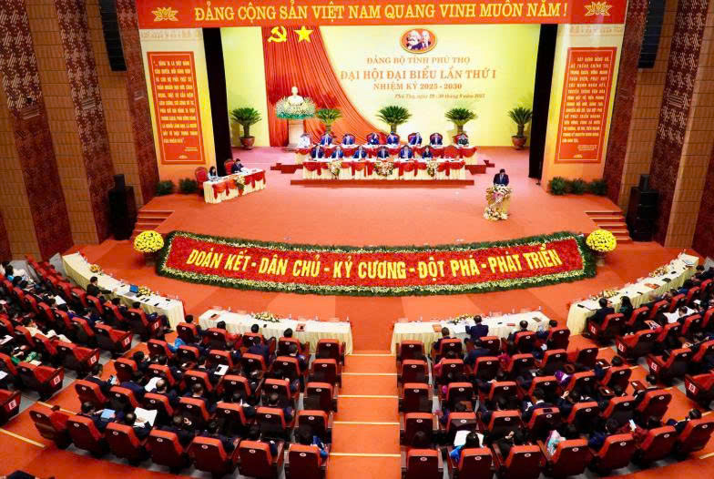 Quang cảnh phi&ecirc;n tr&ugrave; bị Đại hội