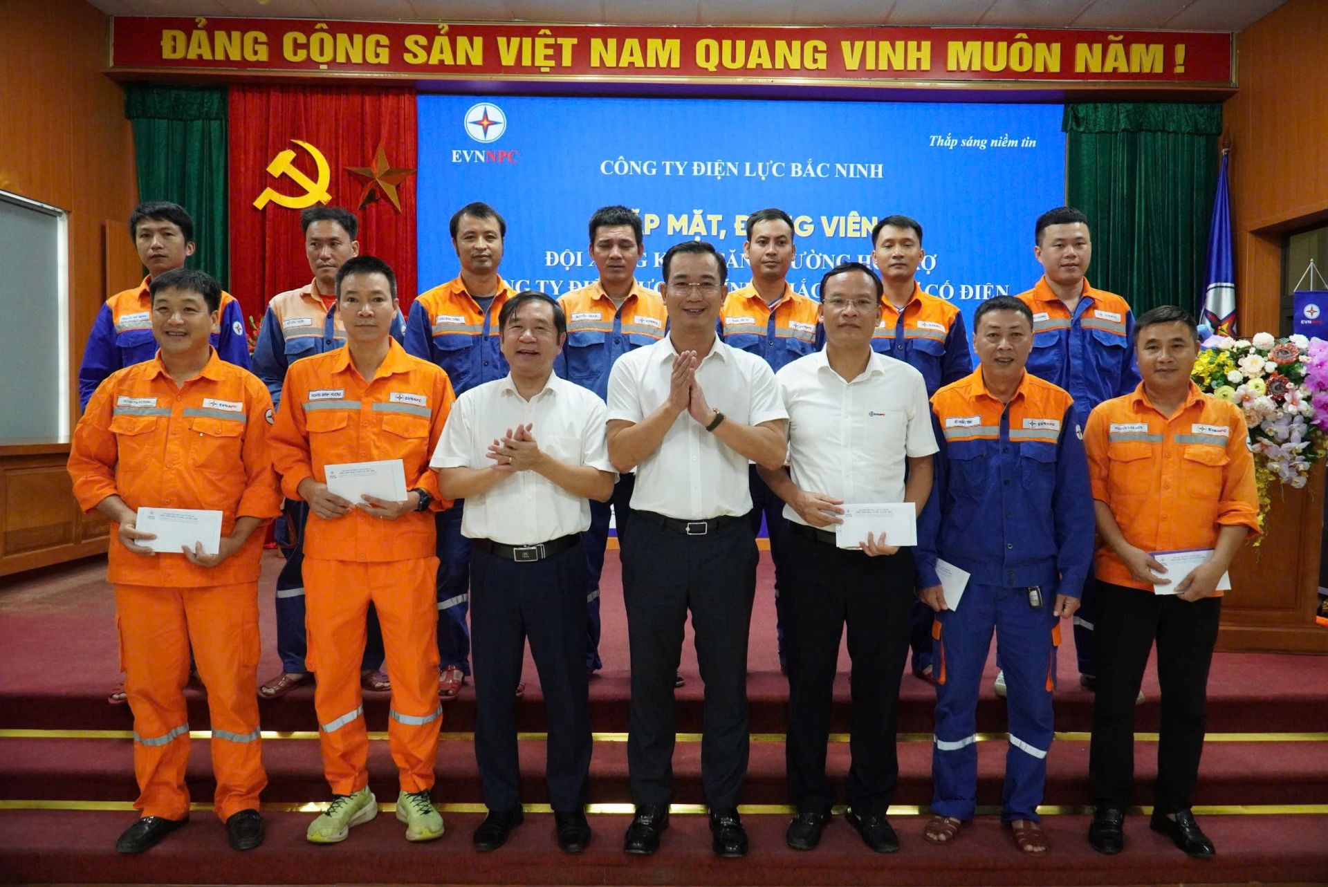 Lãnh đạo Công ty Điện lực Bắc Ninh động viên cán bộ công nhân viên lên đường hỗ trợ Công ty Điện lực Hà Tĩnh.