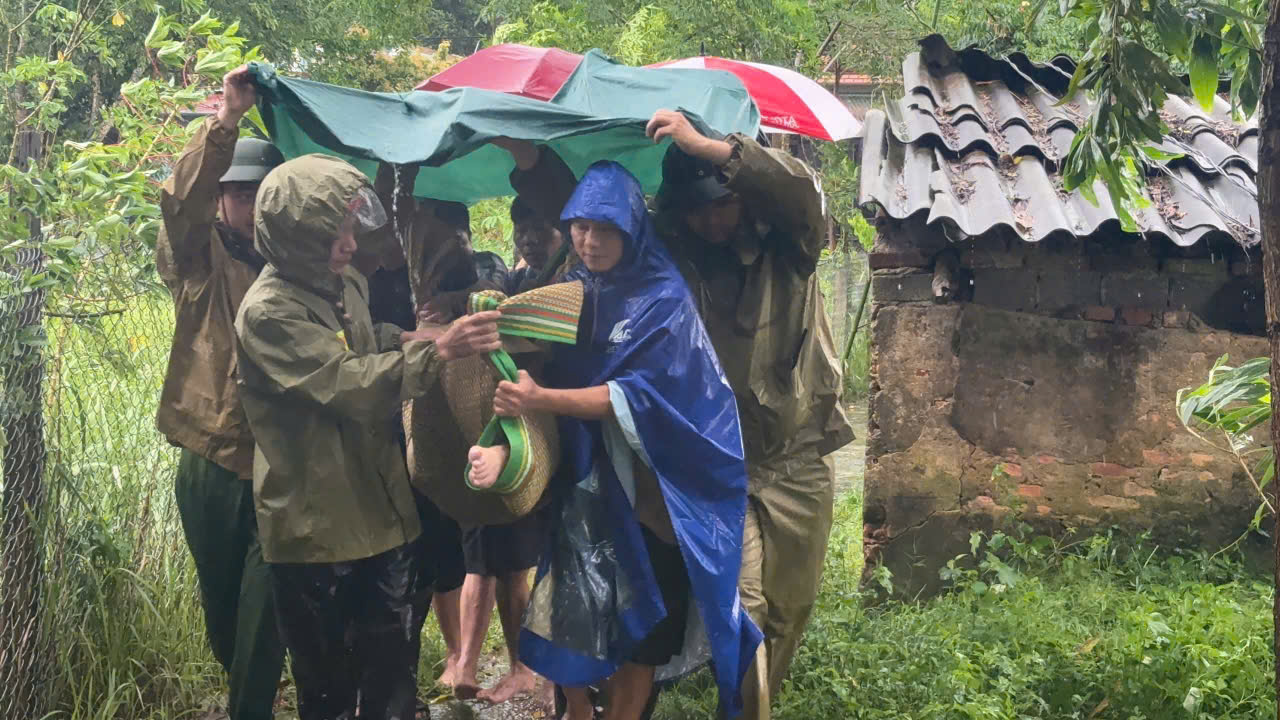 Lực lượng Công an tỉnh Thanh Hóa giúp người dân sơ tán khỏi vùng nguy hiểm Lực lượng Công an tỉnh Thanh Hóa giúp người dân sơ tán khỏi vùng nguy hiểm