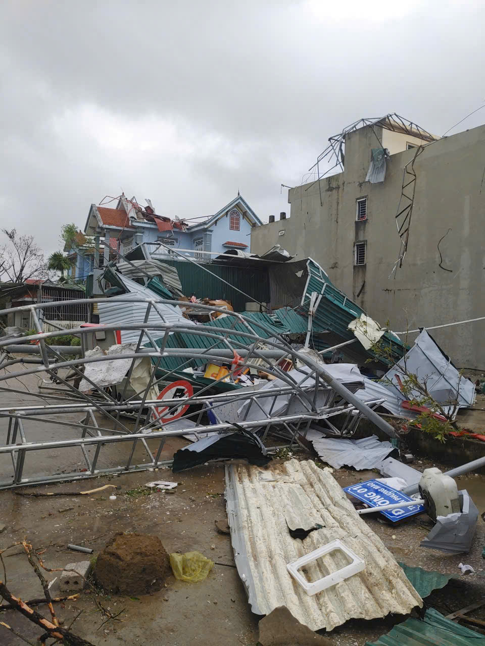 Nhiều ngôi nhà đã bị tốc mái Nhiều ngôi nhà đã bị tốc mái