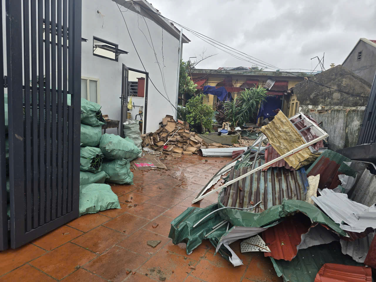 đầu giờ sáng ngày hôm nay, nhiều thôn trên địa bàn xã Hoằng Phú đã hứng chịu trận lốc xoáy mạnh đầu giờ sáng ngày hôm nay, nhiều thôn trên địa bàn xã Hoằng Phú đã hứng chịu trận lốc xoáy mạnh