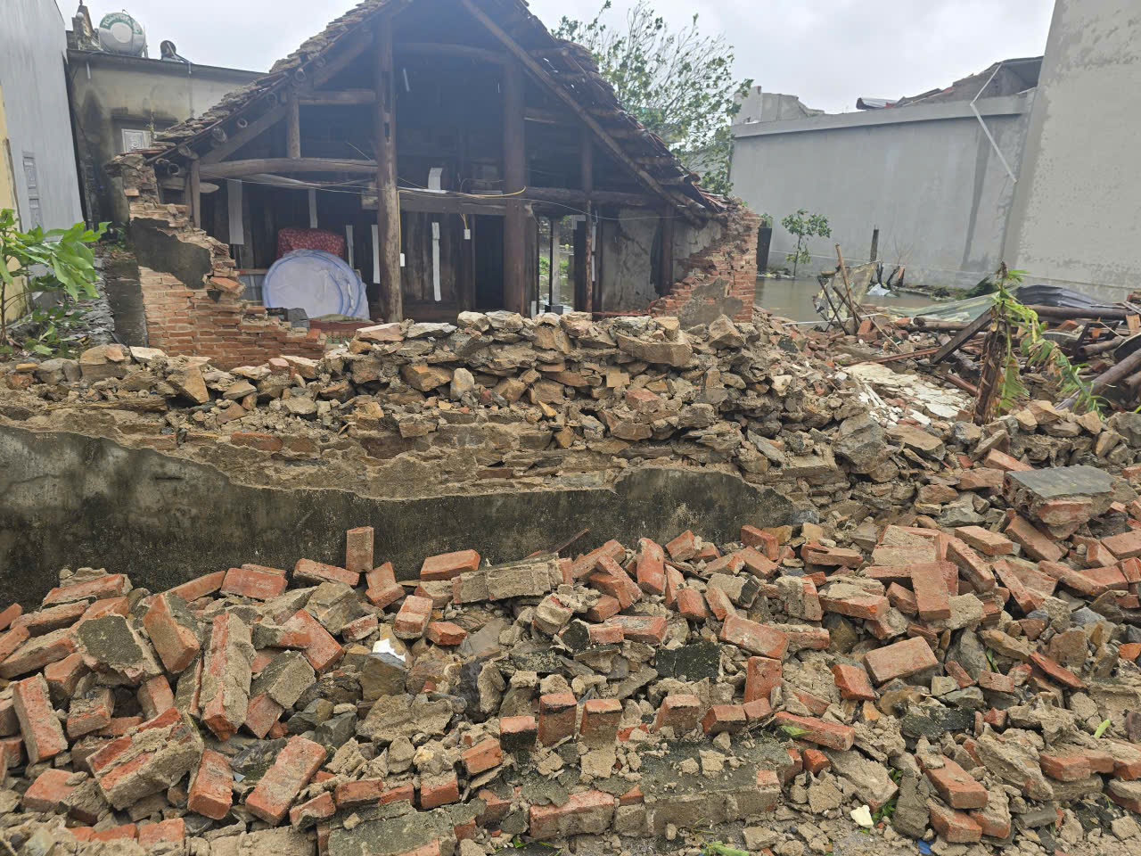 Ngôi nhà bị đổ sập, hư hại hoàn toàn Ngôi nhà bị đổ sập, hư hại hoàn toàn