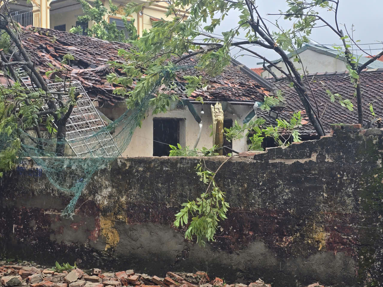 Gió rít từng hồi, kéo theo đồ đạc trong nhiều gia đình bay tứ tung Gió rít từng hồi, kéo theo đồ đạc trong nhiều gia đình bay tứ tung