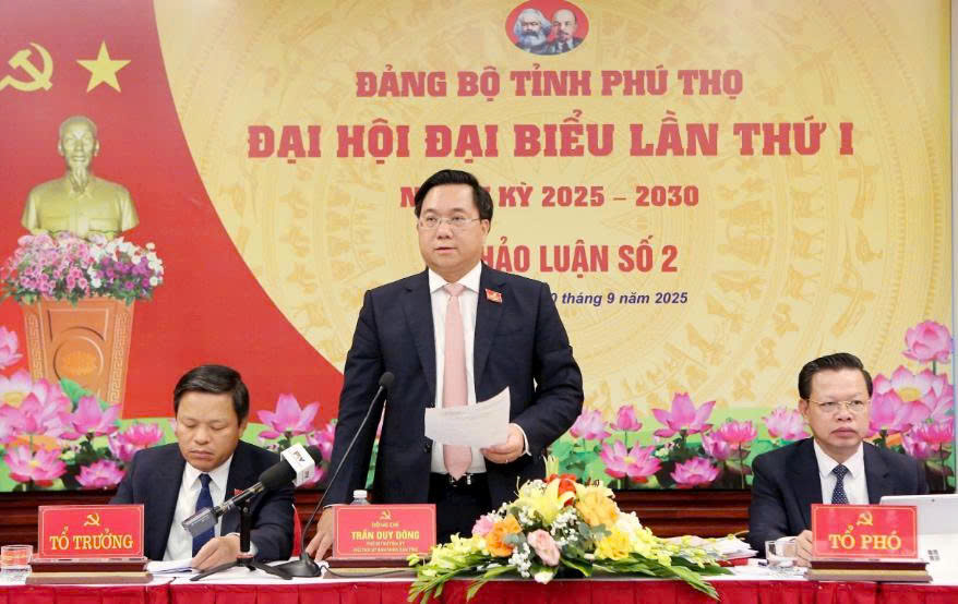 Trần Duy Đông, Chủ tịch UBND tỉnh Phú Thọ phát biểu tại Tổ thảo luận số 2. Trần Duy Đông, Chủ tịch UBND tỉnh Phú Thọ phát biểu tại Tổ thảo luận số 2.
