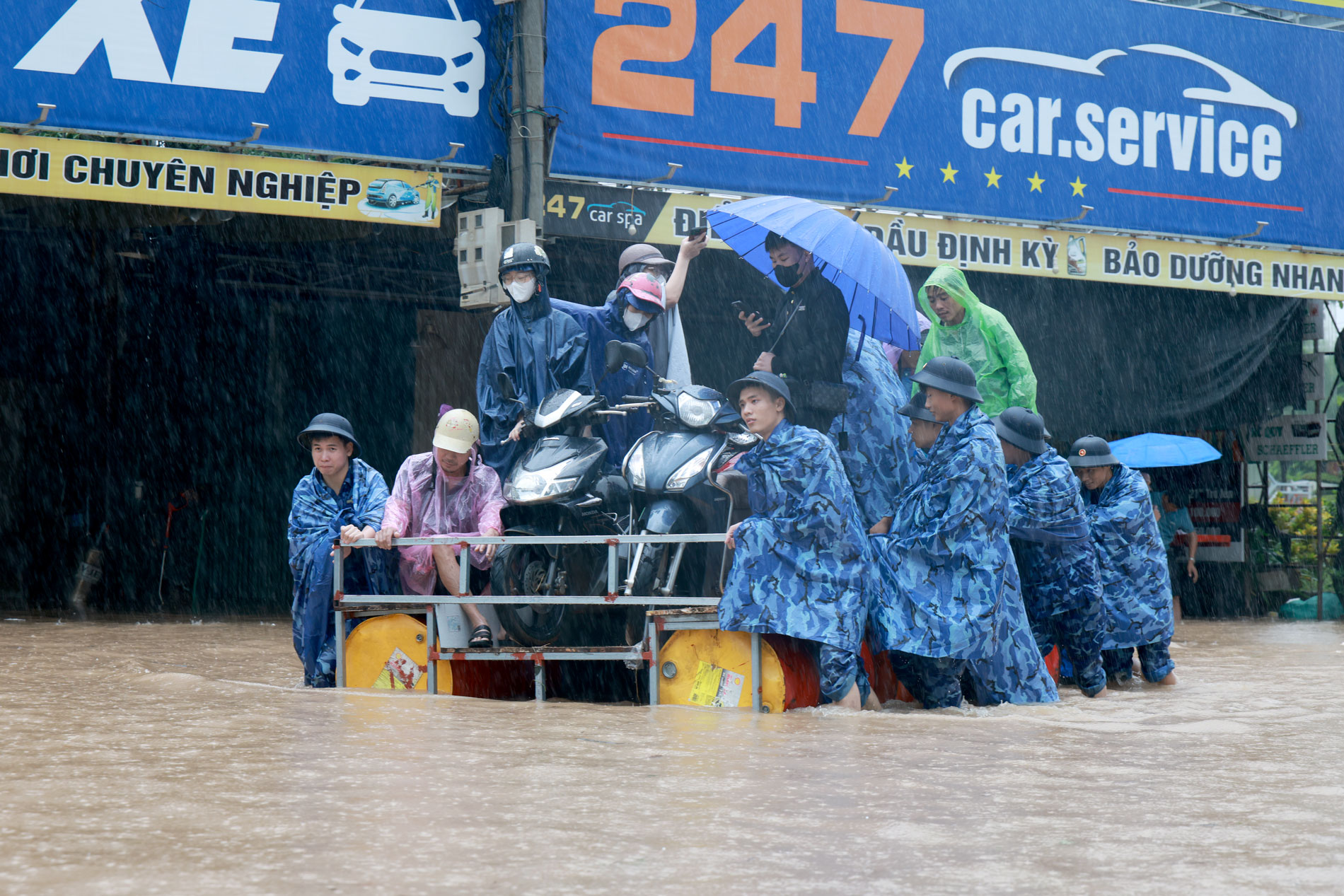 Không quản mưa lớn như tát nước vào mặt, tay chân lạnh run vì nhiều giờ ngâm mình dưới nước, nhưng những người lính Cảnh sát biển Việt Nam vẫn luôn tận tình giúp đỡ người dân