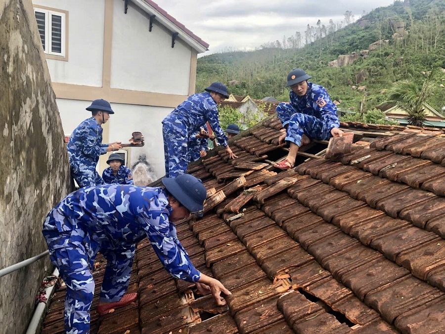 Bộ Tư lệnh Vùng Cảnh sát biển 1 tích cực giúp dân khắc phục hậu quả bão số 10