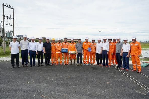 Công đoàn EVNNPC kịp thời động viên người lao động tại tâm bão số 10