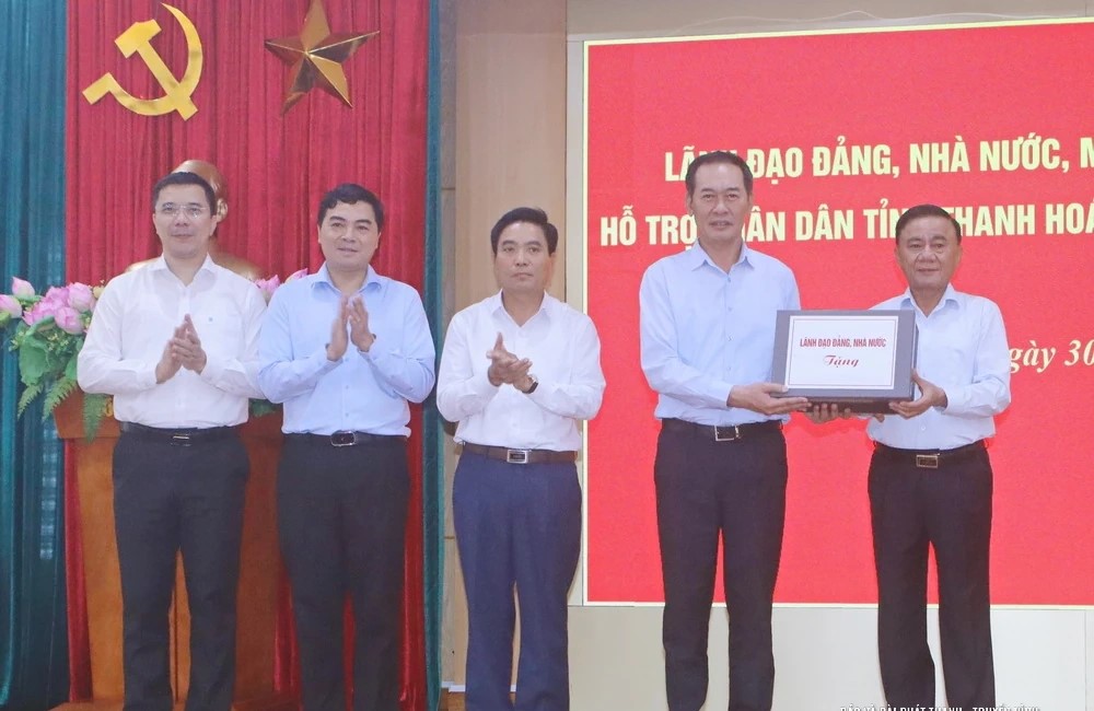 Đồng chí Thường trực Ban Bí thư Trần Cẩm Tú trao hỗ trợ của lãnh đạo Đảng, Nhà nước cho các đồng chí lãnh đạo tỉnh để khắc phục hậu quả bão số 10 trên địa bàn tỉnh Thanh Hóa. Đồng chí Thường trực Ban Bí thư Trần Cẩm Tú trao hỗ trợ của lãnh đạo Đảng, Nhà nước cho các đồng chí lãnh đạo tỉnh để khắc phục hậu quả bão số 10 trên địa bàn tỉnh Thanh Hóa.