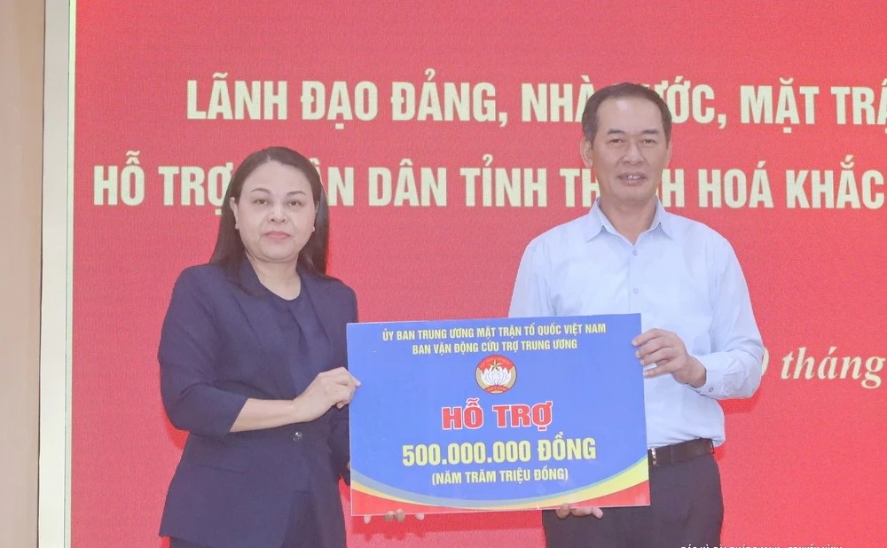 Tổng Thư ký Ủy ban Trung ương MTTQ Việt Nam Nguyễn Thị Thu Hà trao kinh phí 500 triệu đồng của Ban vận động cứu trợ Trung ương hỗ trợ tỉnh Thanh Hóa. Tổng Thư ký Ủy ban Trung ương MTTQ Việt Nam Nguyễn Thị Thu Hà trao kinh phí 500 triệu đồng của Ban vận động cứu trợ Trung ương hỗ trợ tỉnh Thanh Hóa.