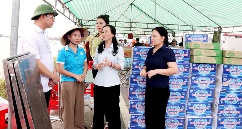 Hiệp hội Doanh nhân nữ tỉnh Thanh Hóa trao nhu yếu phẩm cứu trợ cho bà con vùng lũ