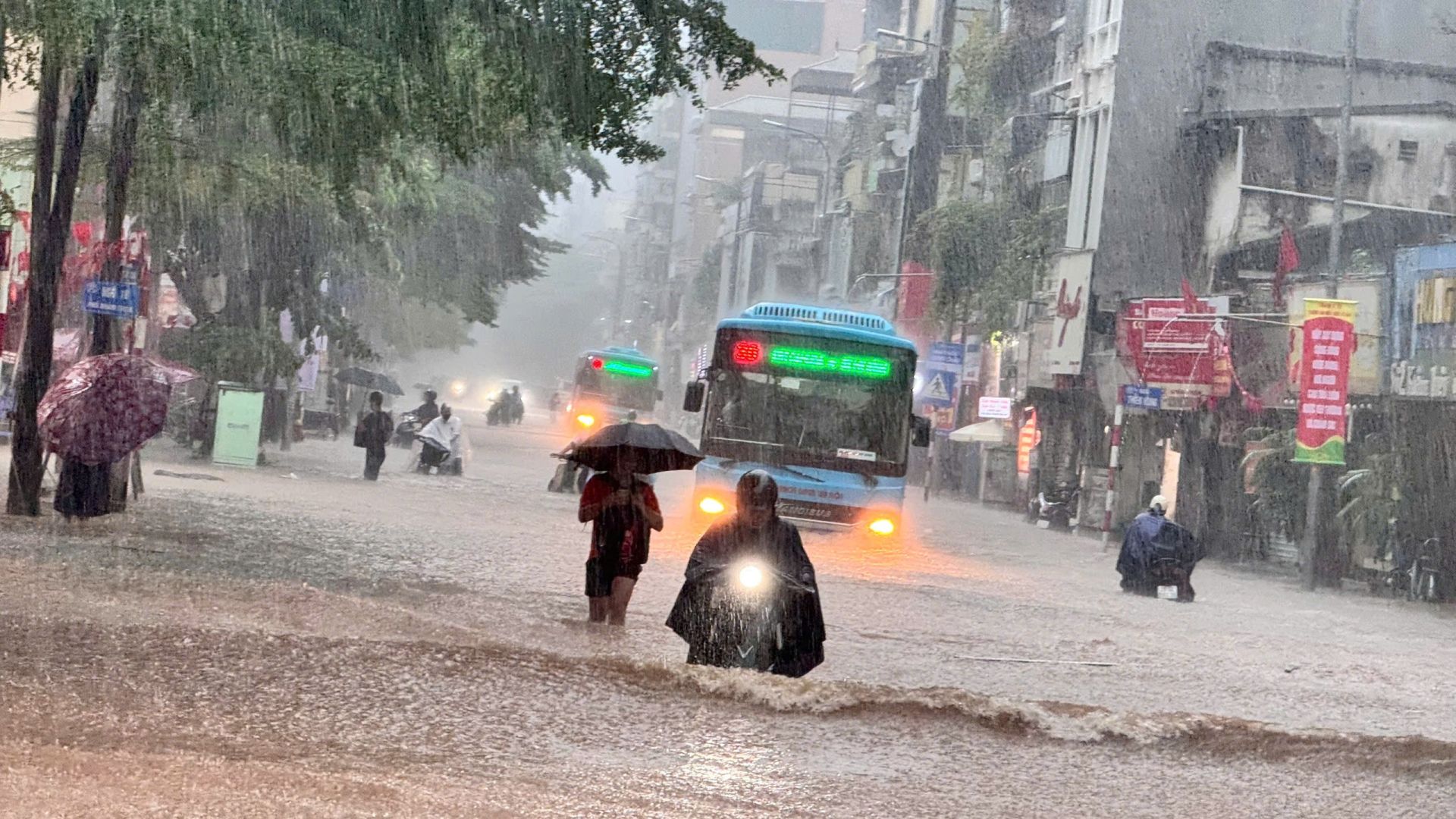 năng khuyến cáo, người dân cần chú ý theo dõi các bản tin dự báo mưa lớn và tin thời tiết nguy hiểm để phòng tránh và ứng phó kịp thời với mọi tình huống có thế xảy ra.