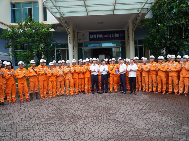 Ông Nguyễn Thanh Tĩnh - Bí Thư Đảng ủy, Giám đốc Công ty căn dặn và trao quà động viên Đội xung kích trước khi lên đường làm nhiệm vụ